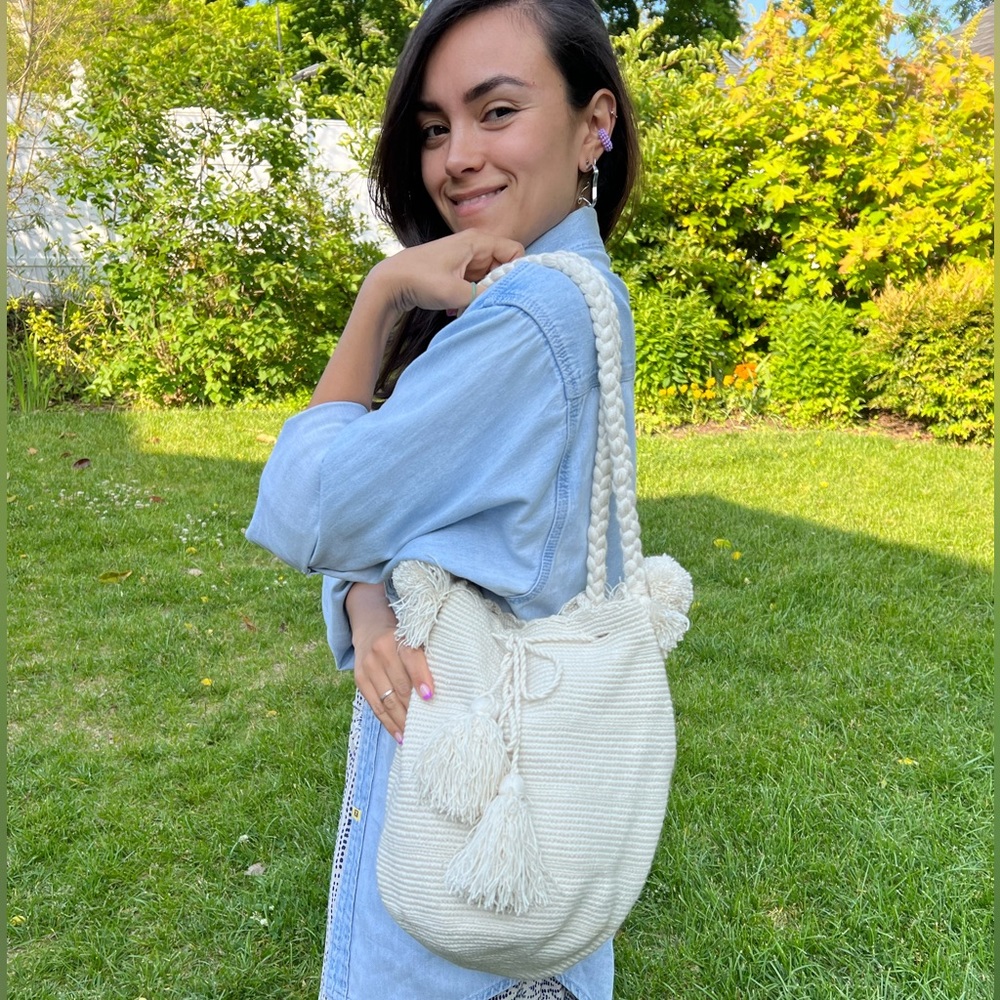 Handcrafted in Colombia, Wayuu Mochila. White 🐶